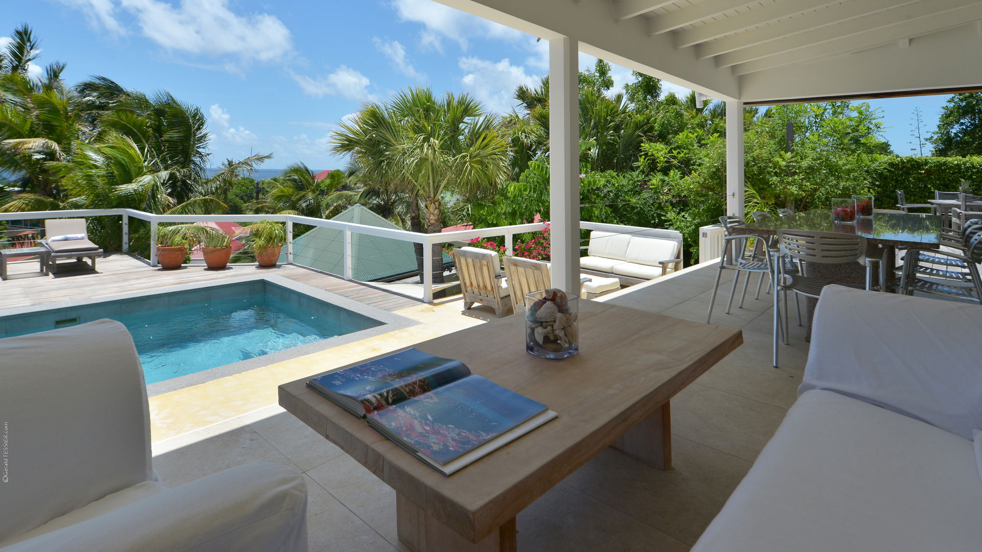 OUTDOOR LOUNGE AREA