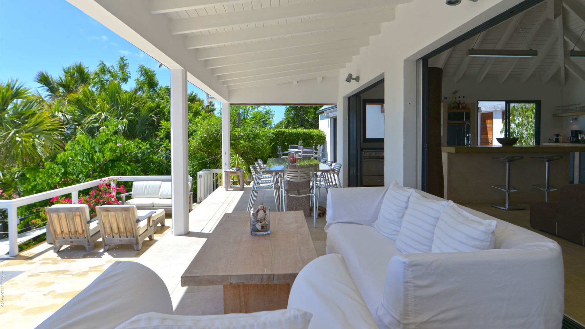 OUTDOOR LOUNGE AREA