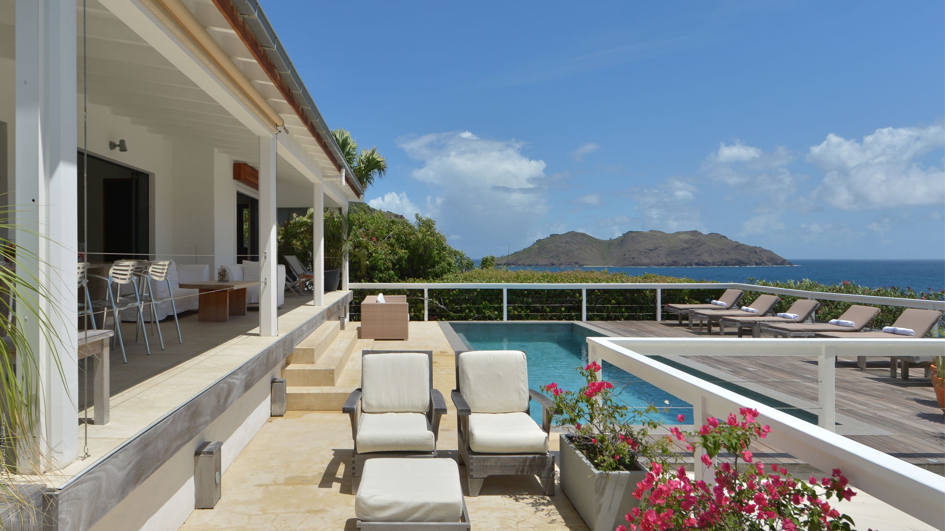 OUTDOOR LOUNGE AREA
