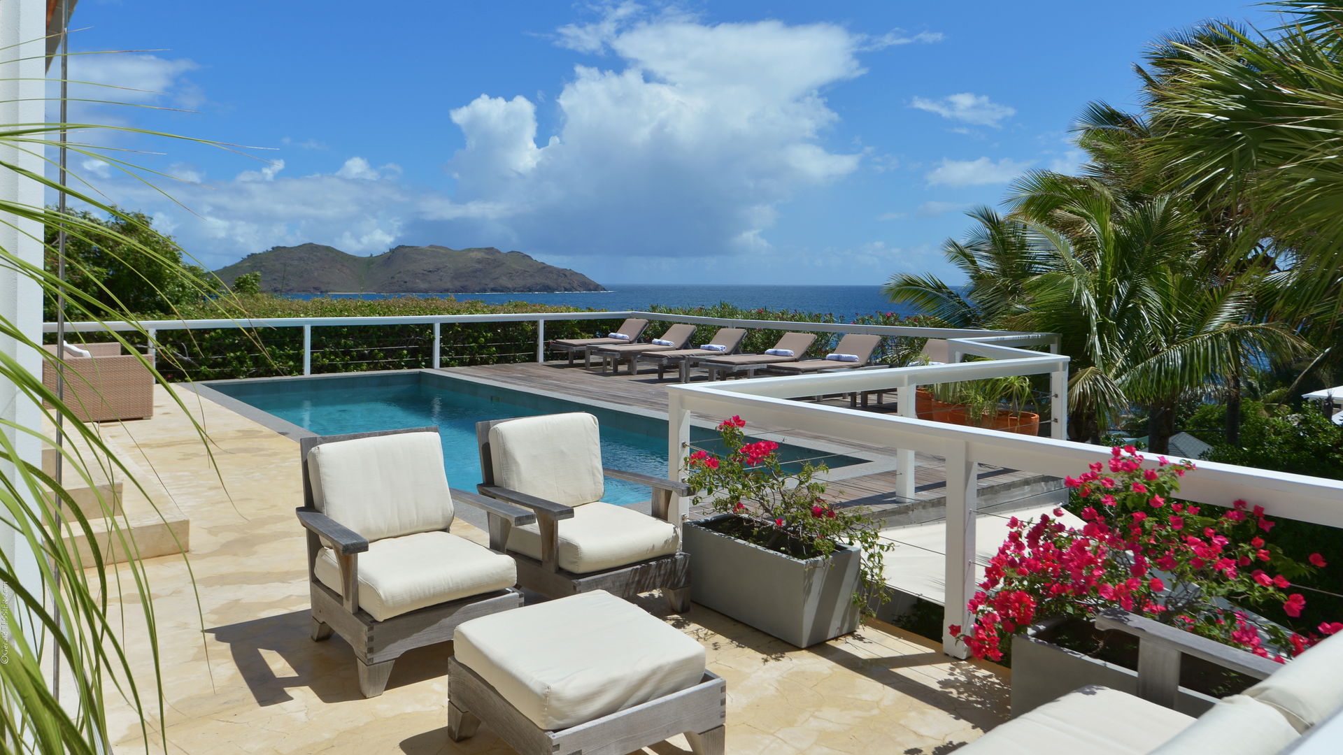 OUTDOOR LOUNGE AREA