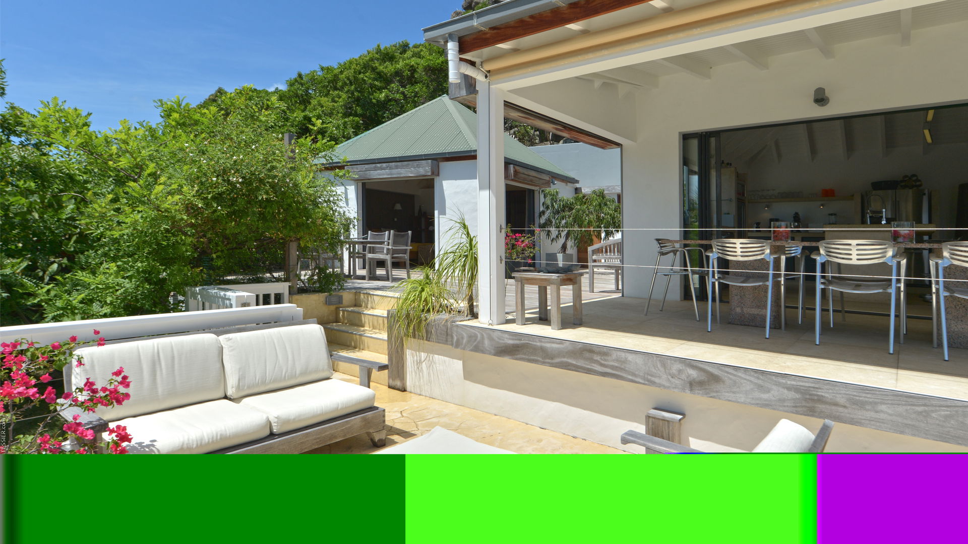 OUTDOOR LOUNGE AREA