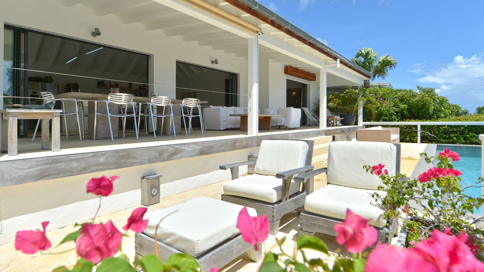 OUTDOOR LOUNGE AREA