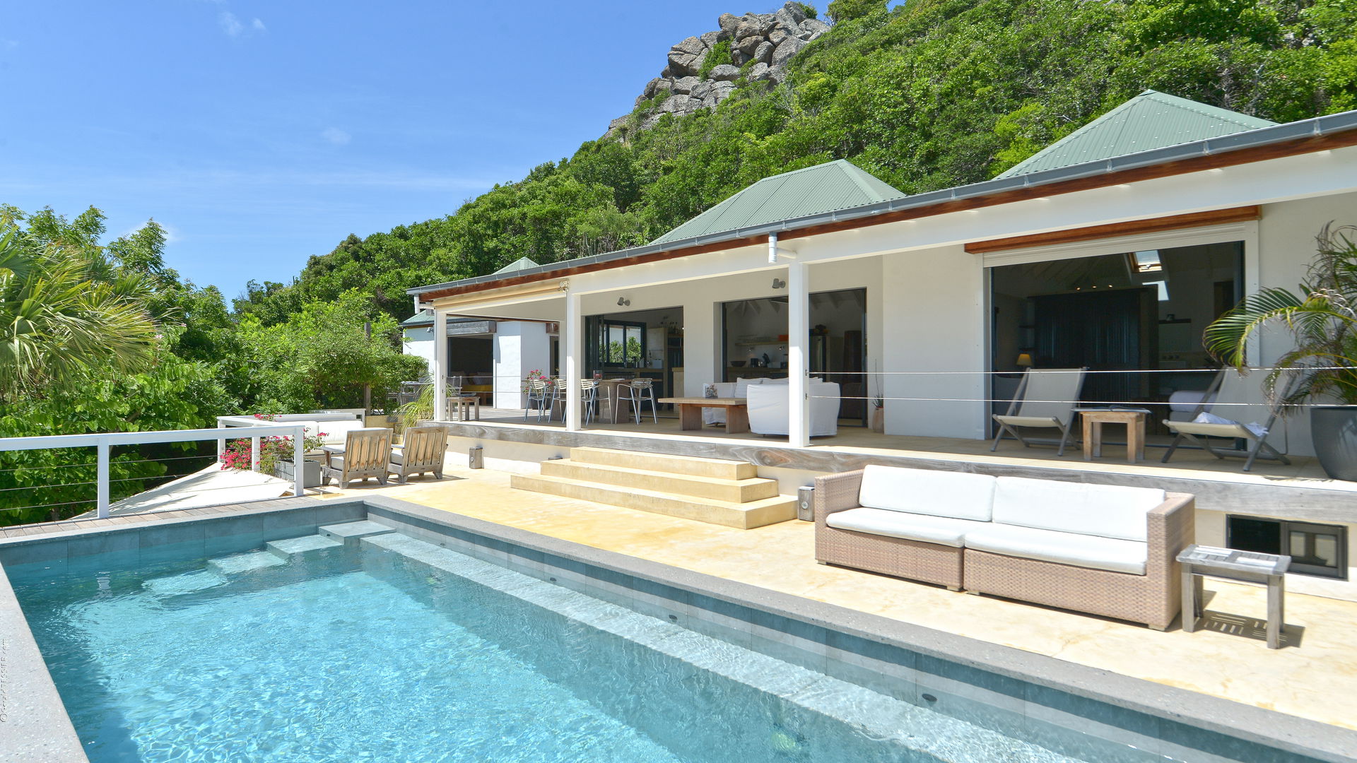 POOL & TERRACE