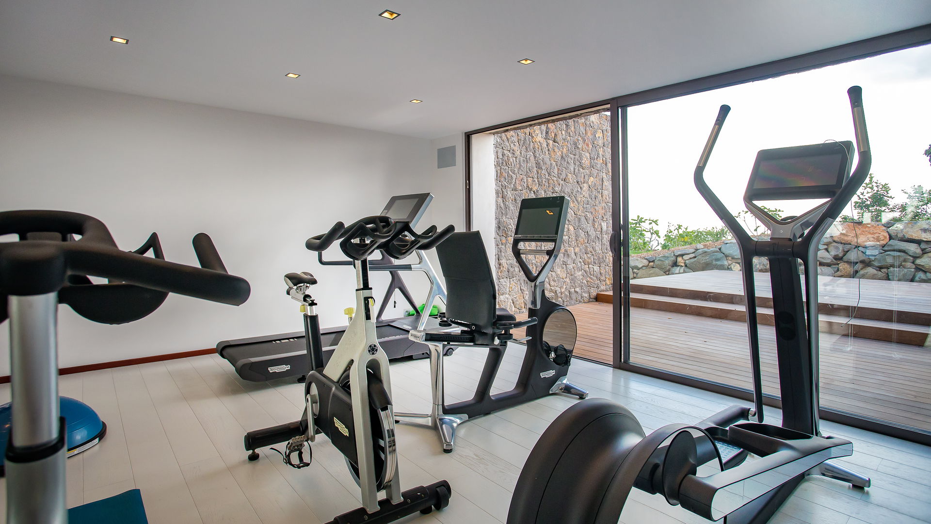 FITNESS AREA & TENNIS COURT