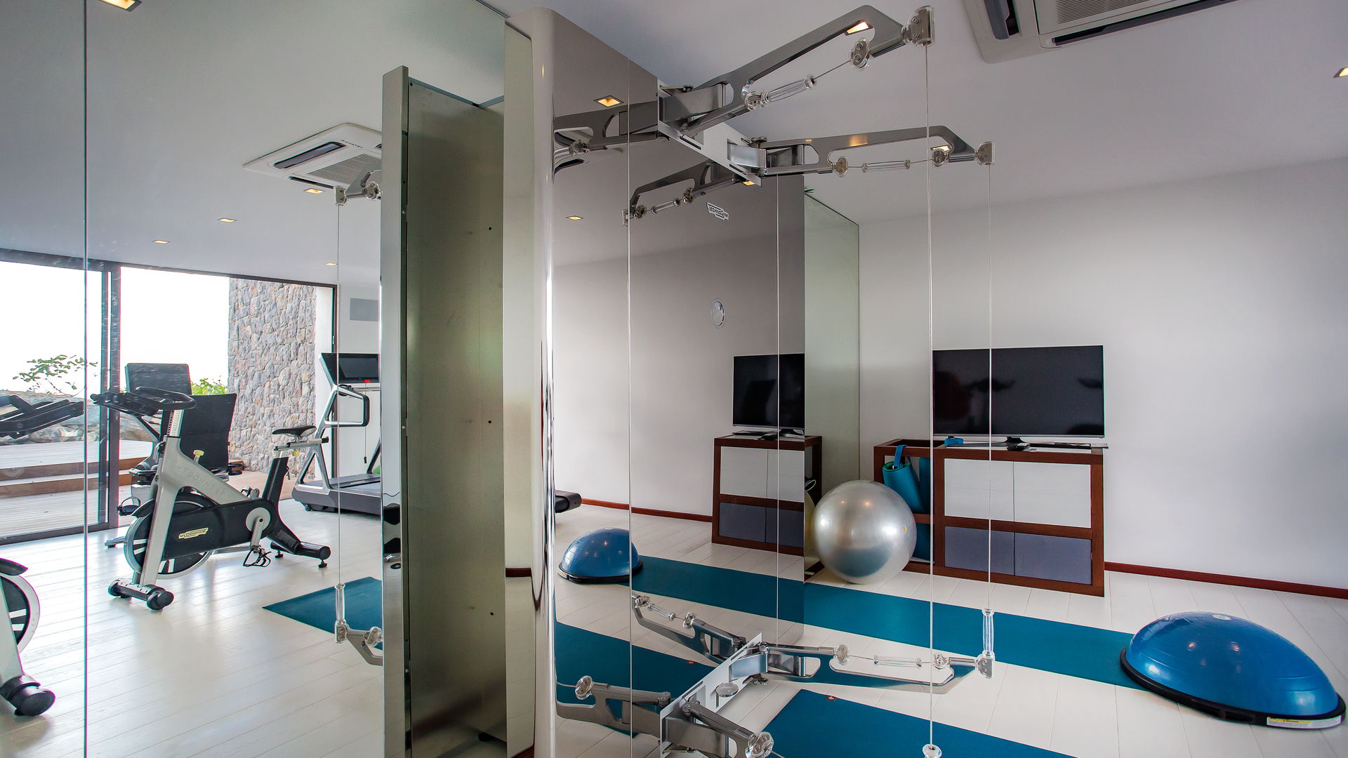FITNESS AREA & TENNIS COURT