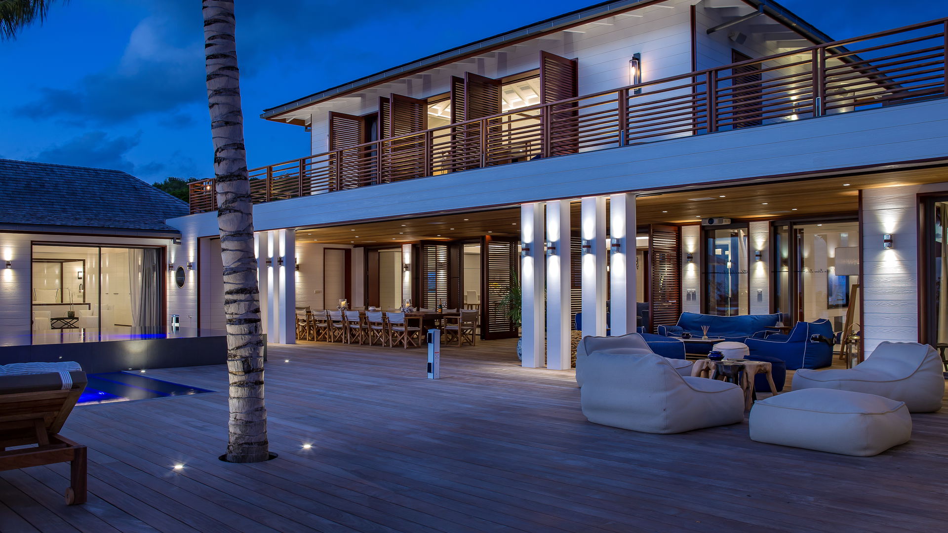 OUTDOOR LOUNGE AREA