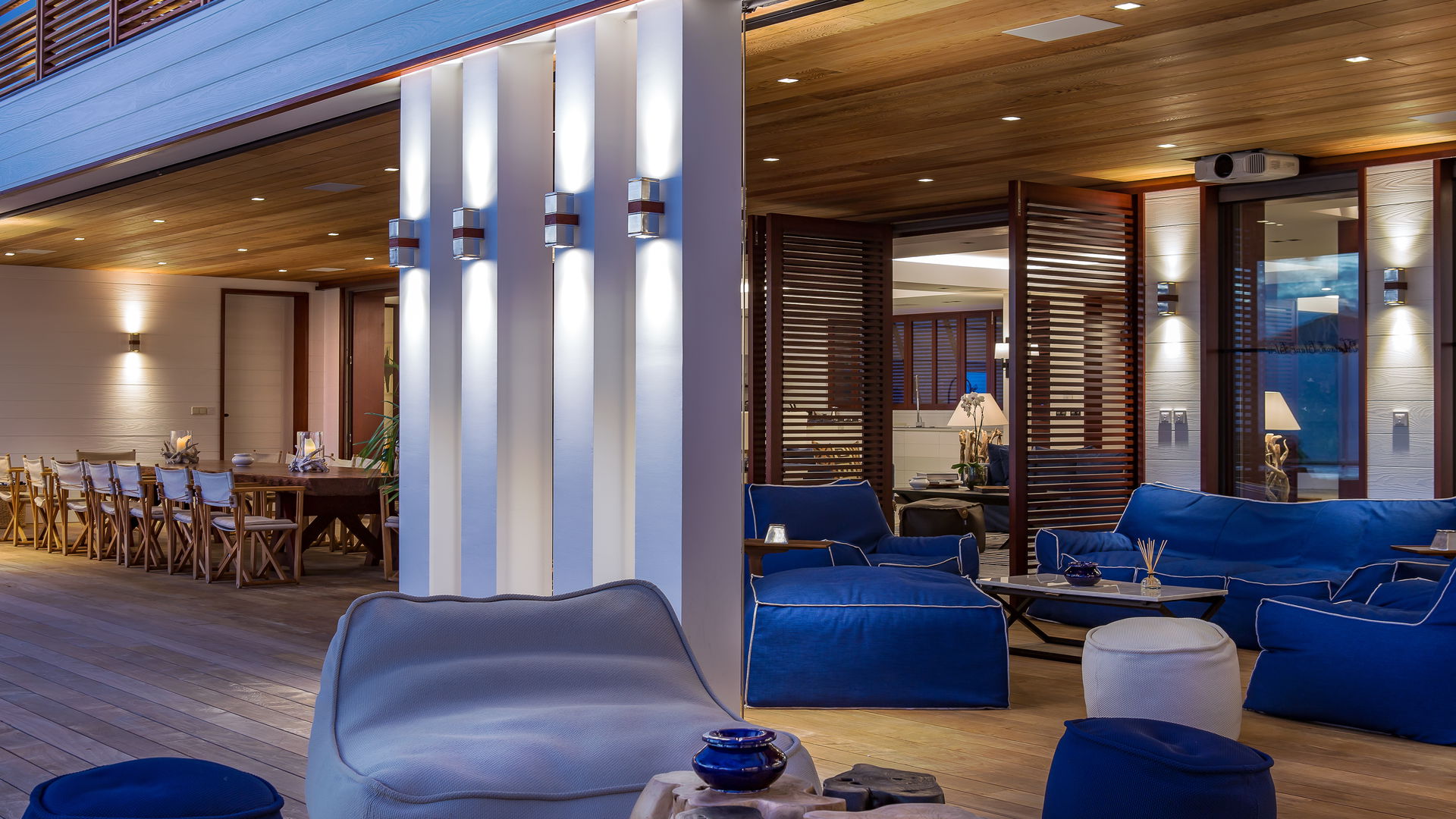 OUTDOOR LOUNGE AREA