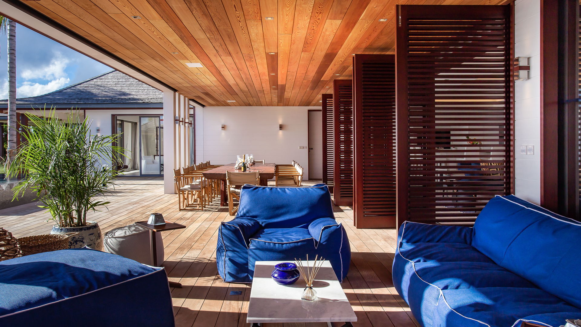 OUTDOOR LOUNGE AREA