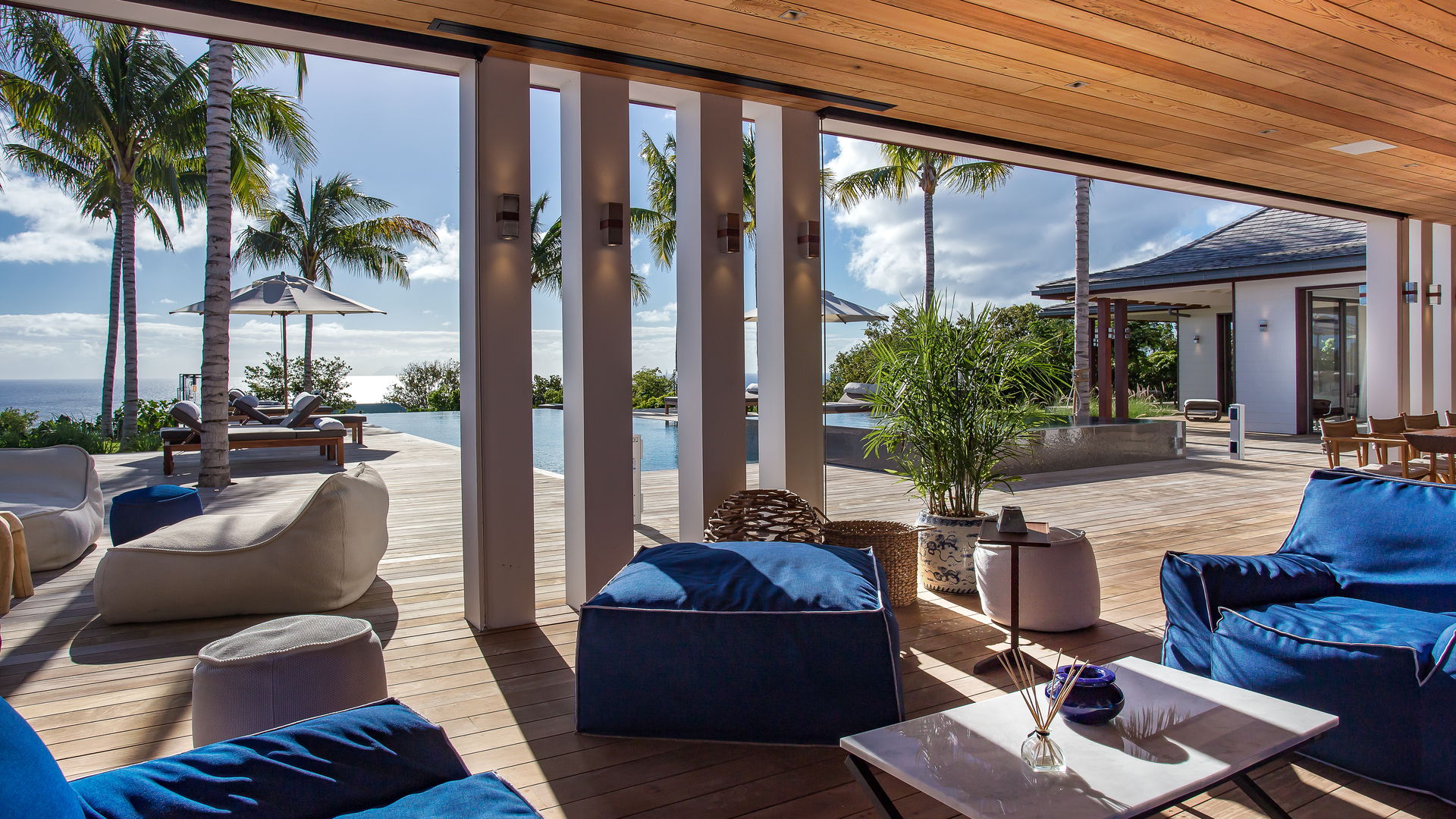 OUTDOOR LOUNGE AREA