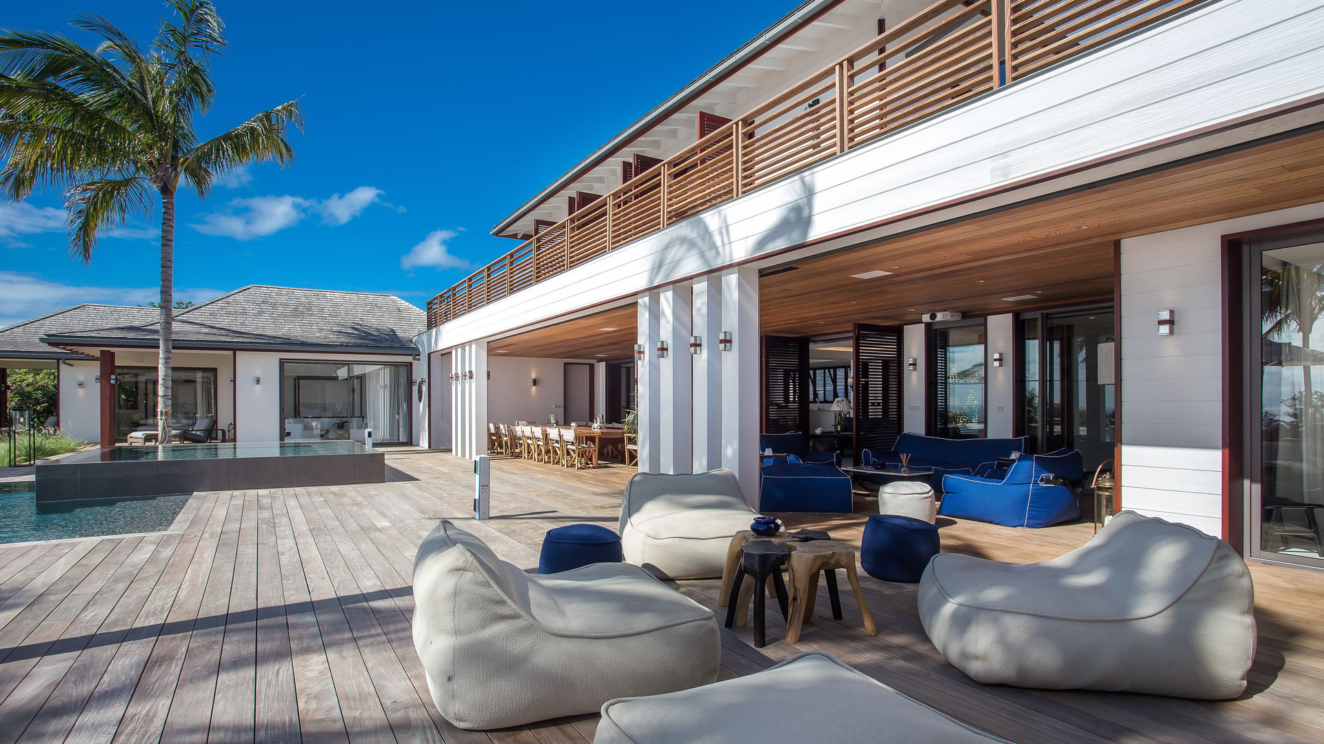 OUTDOOR LOUNGE AREA