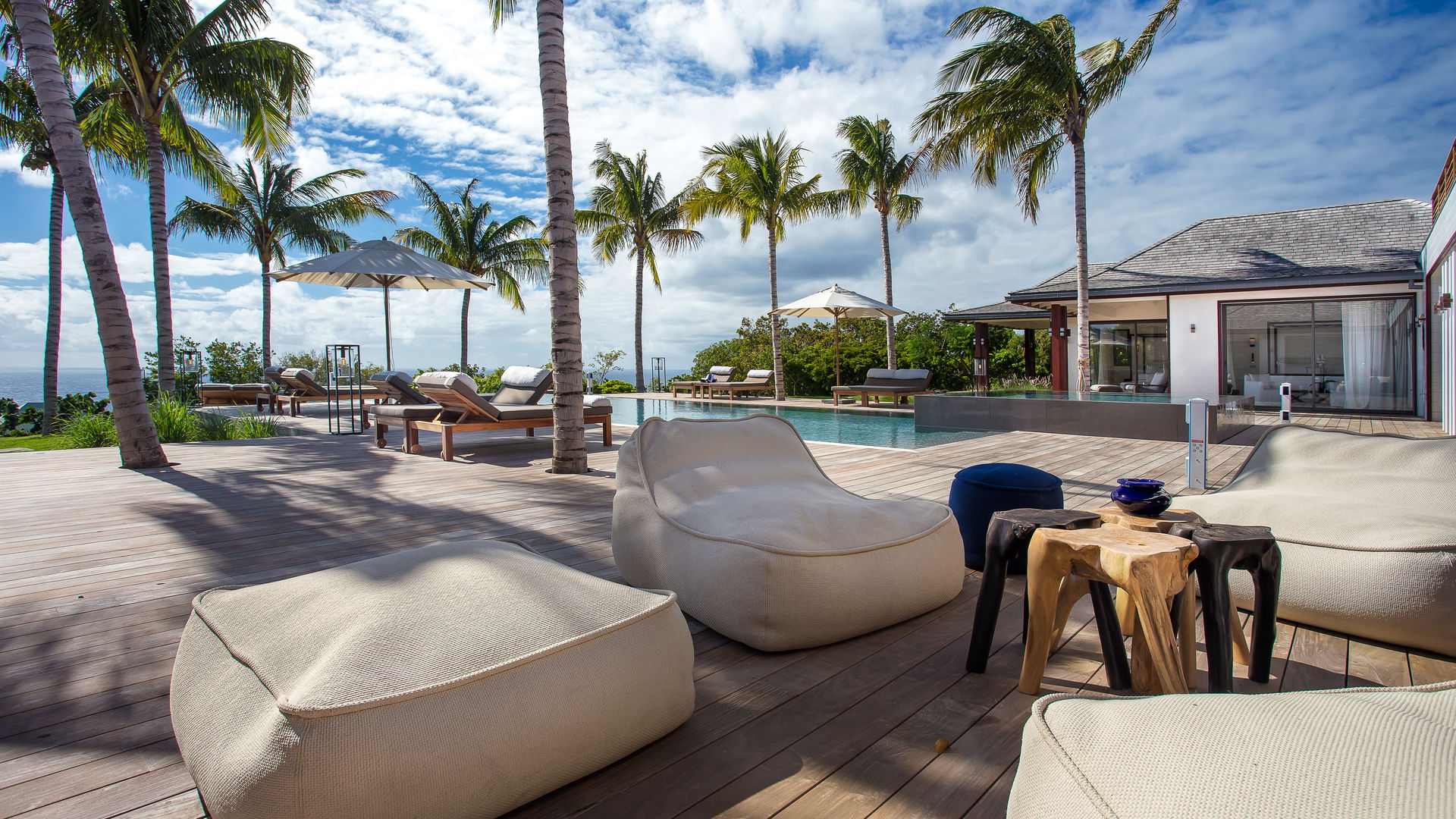 OUTDOOR LOUNGE AREA