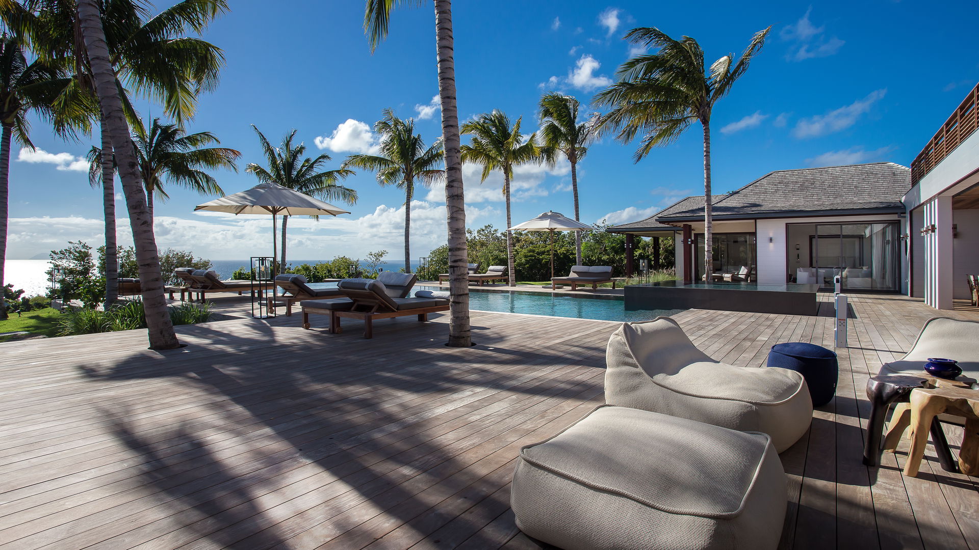 OUTDOOR LOUNGE AREA