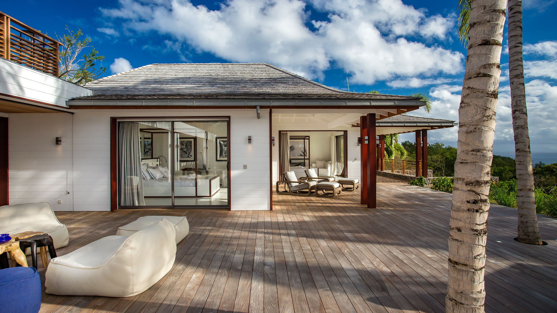 OUTDOOR LOUNGE AREA