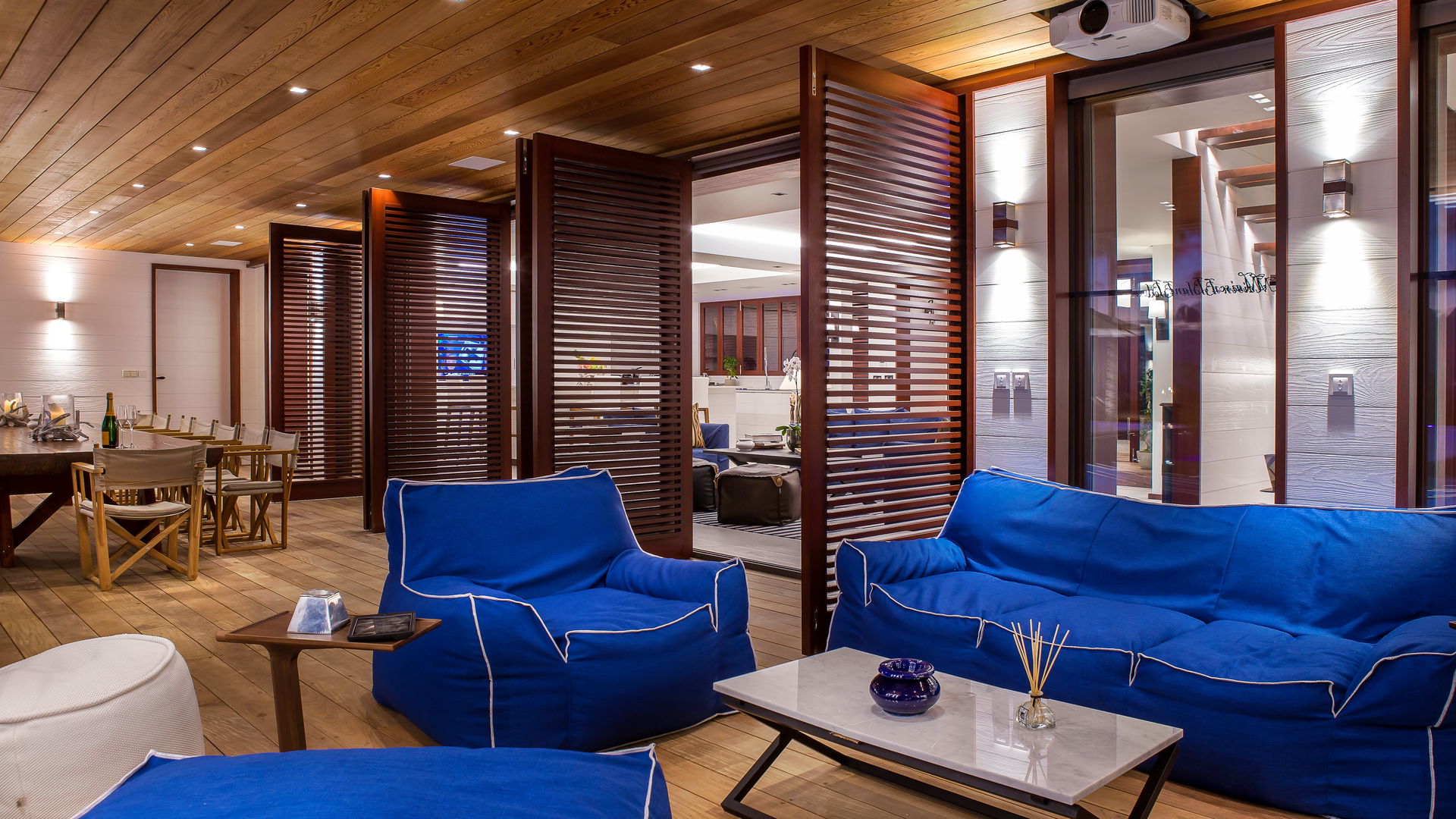 OUTDOOR LOUNGE AREA