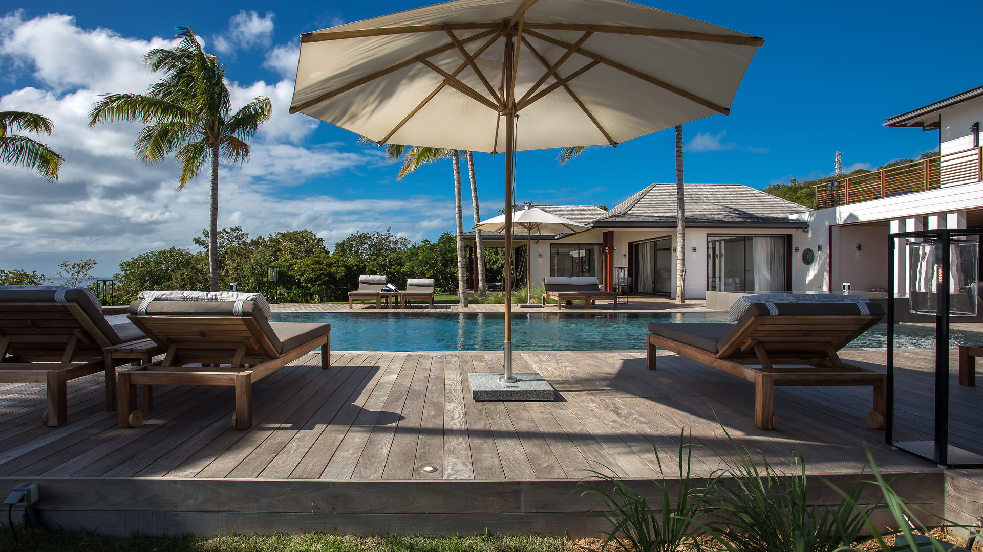 POOL & TERRACE