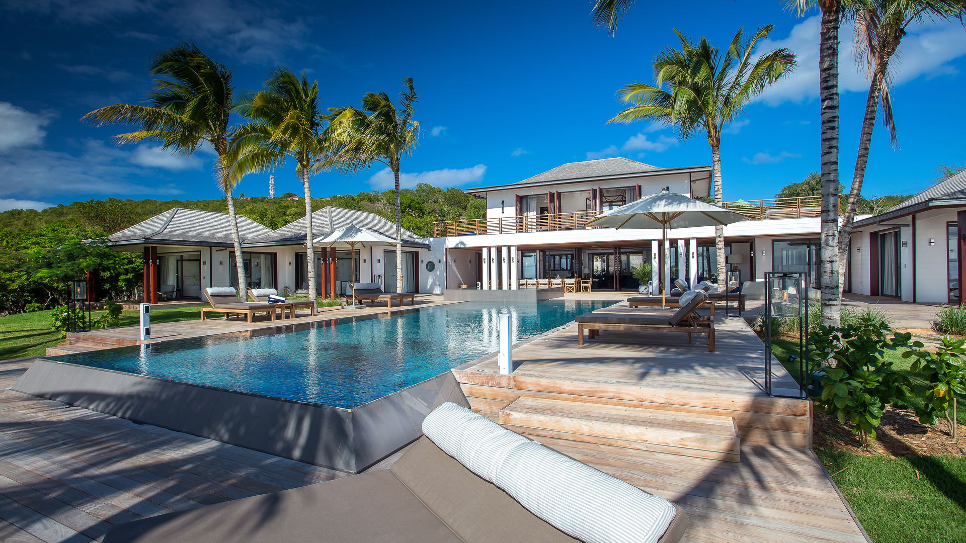 POOL & TERRACE