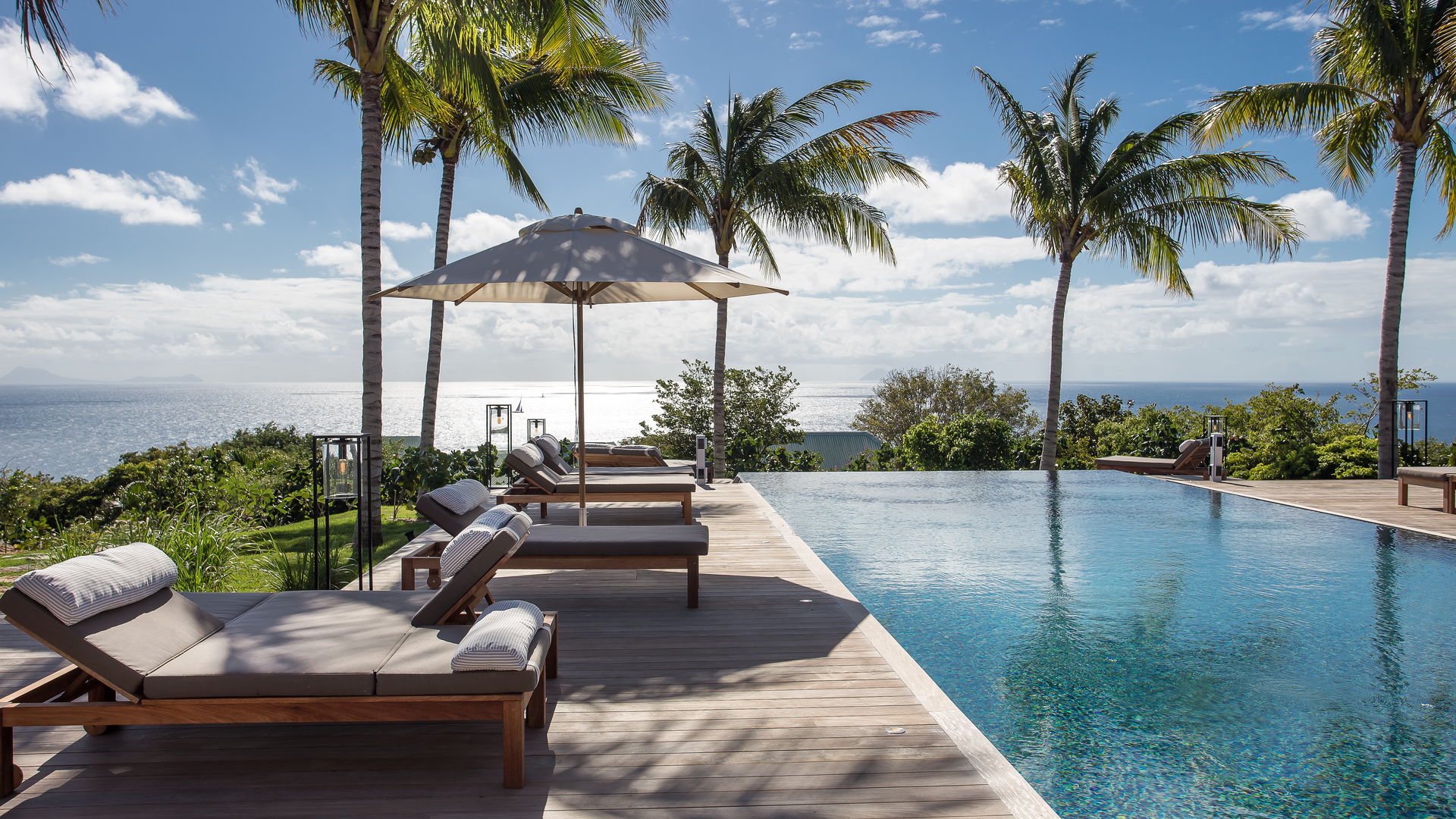 POOL & TERRACE