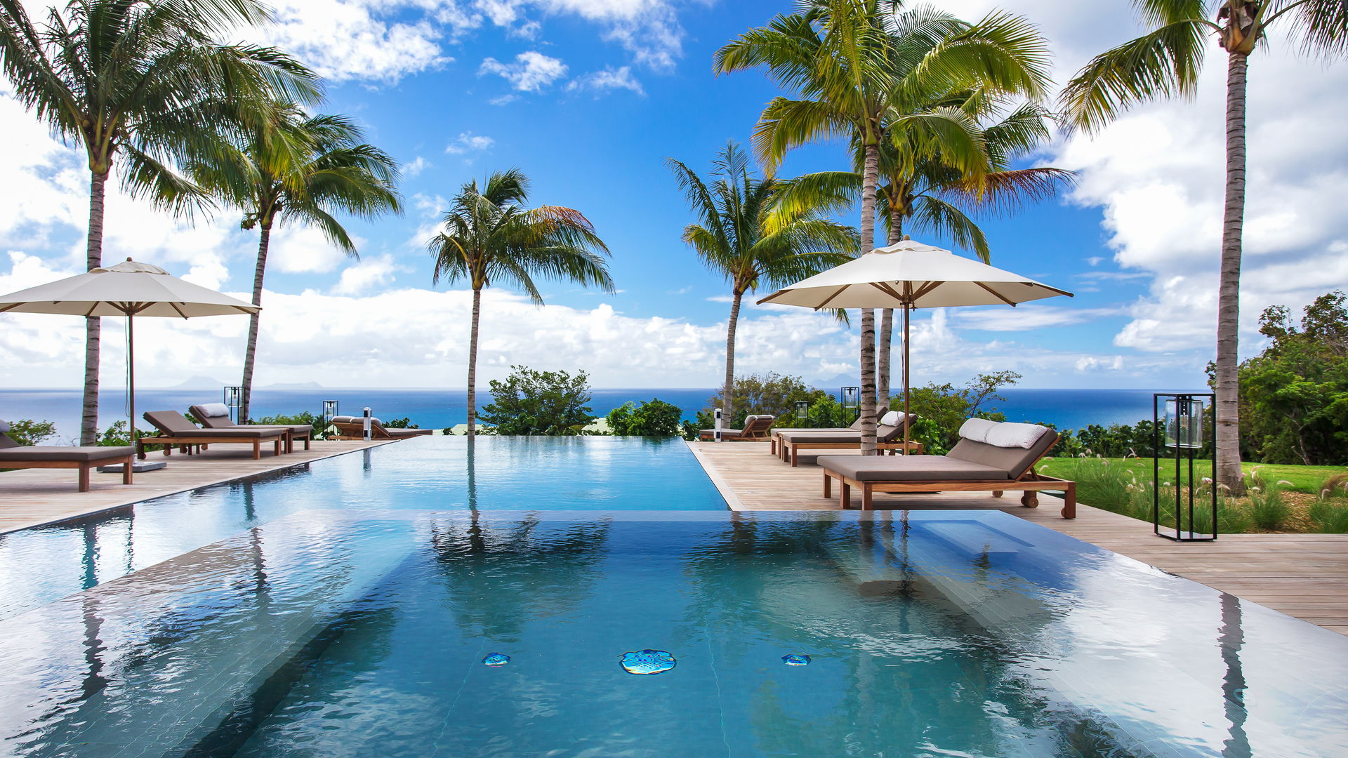 POOL & TERRACE