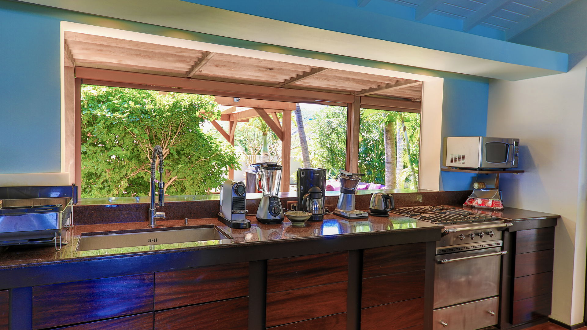 KITCHEN & DINING AREA