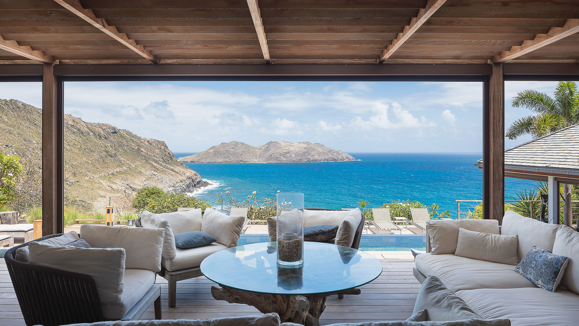OUTDOOR LOUNGE AREA