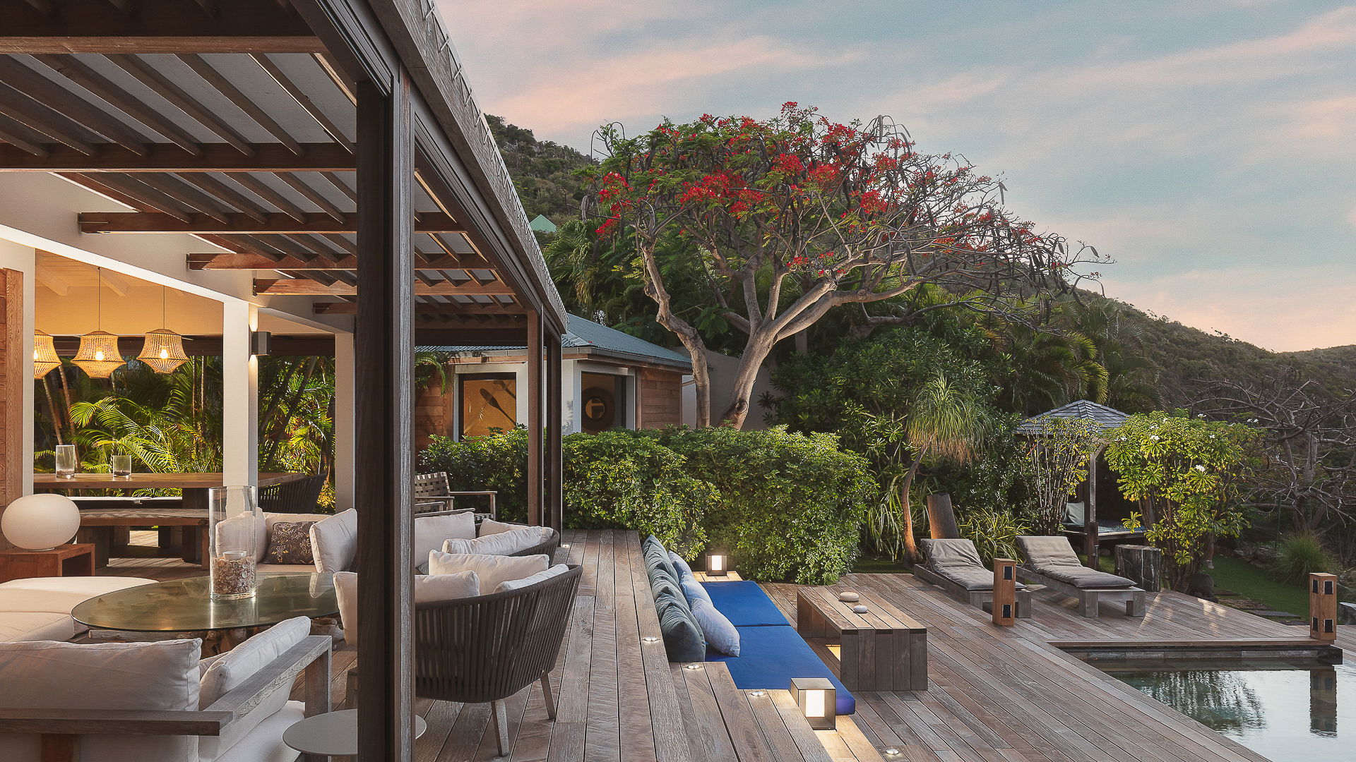 OUTDOOR LOUNGE AREA
