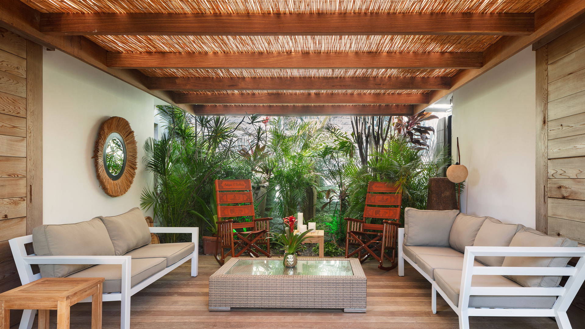 OUTDOOR LOUNGE AREA
