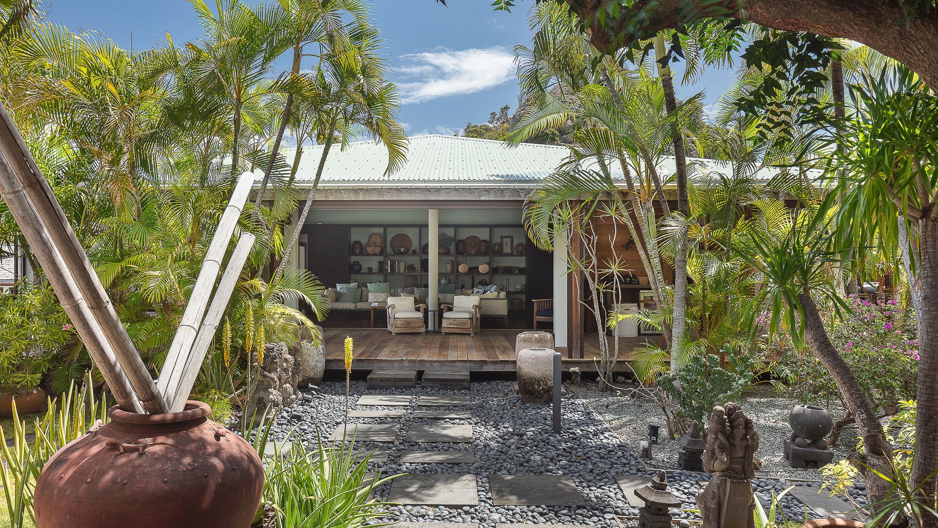 OUTDOOR LOUNGE AREA