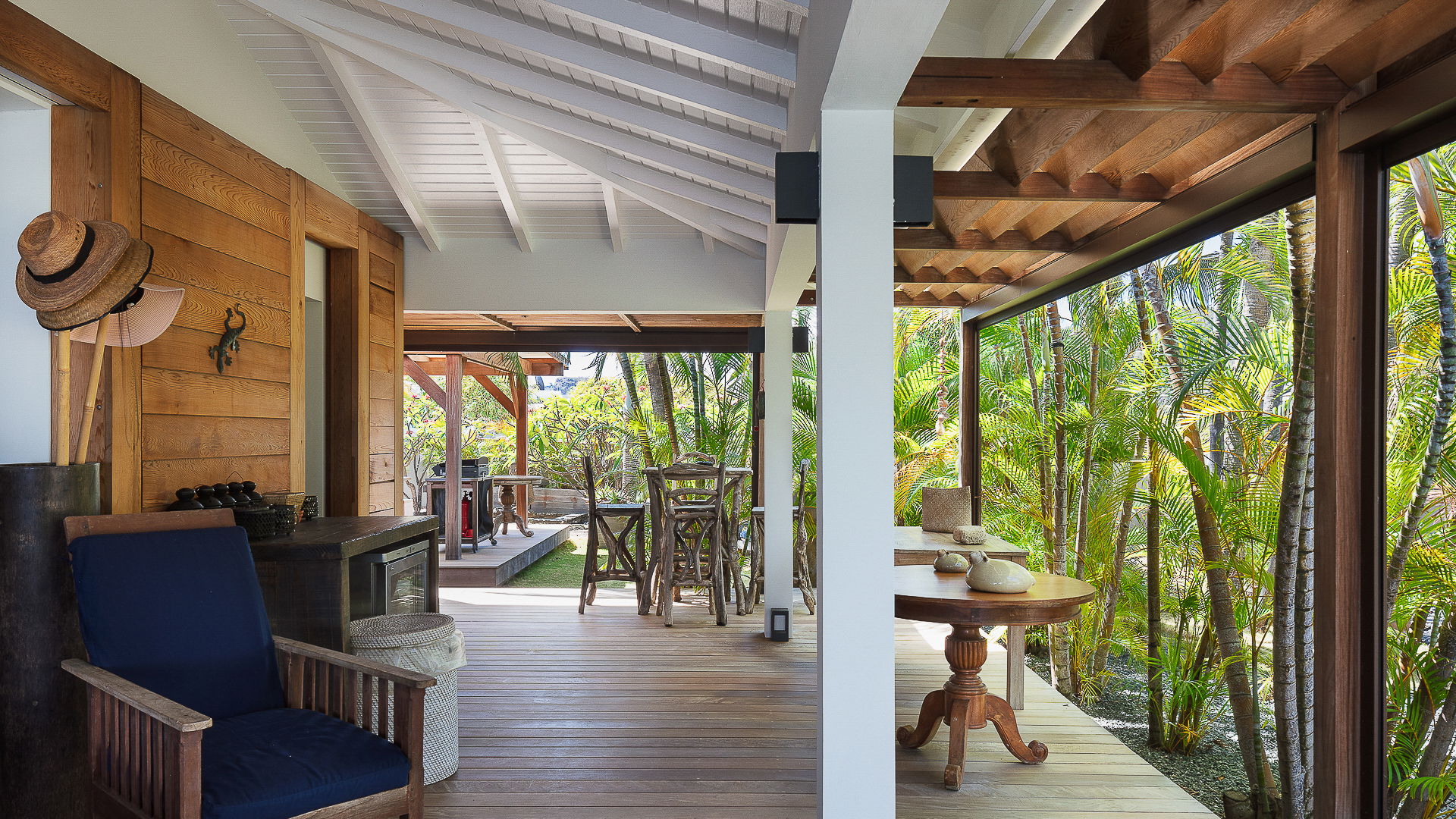 OUTDOOR LOUNGE AREA