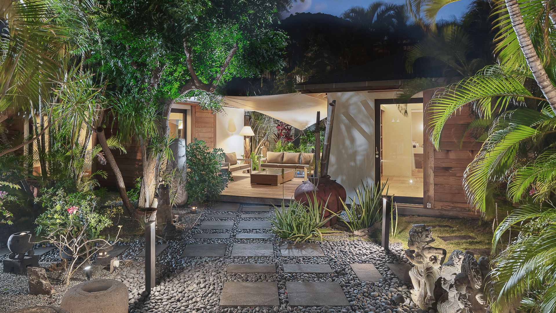 OUTDOOR LOUNGE AREA