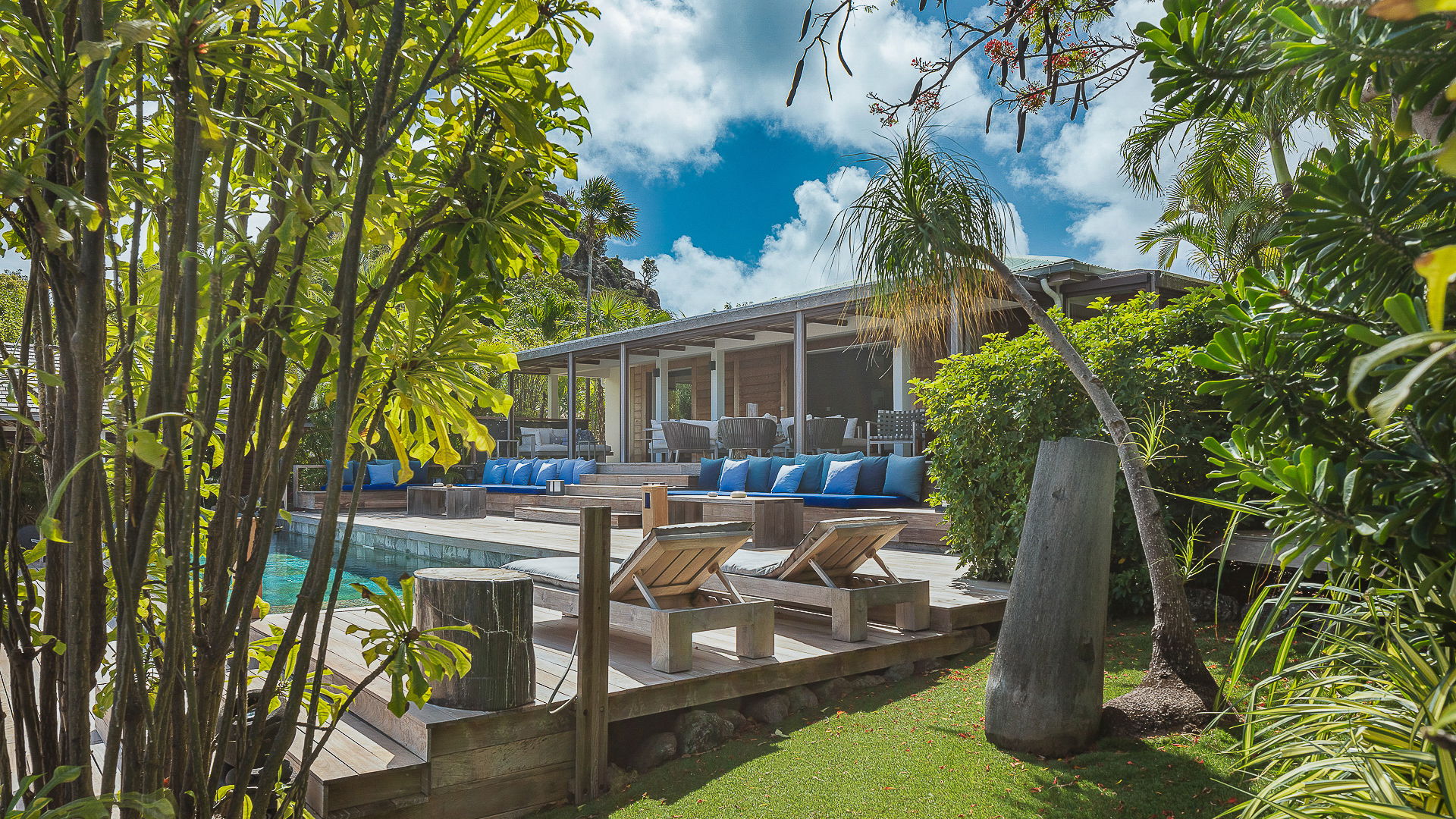 POOL & TERRACE