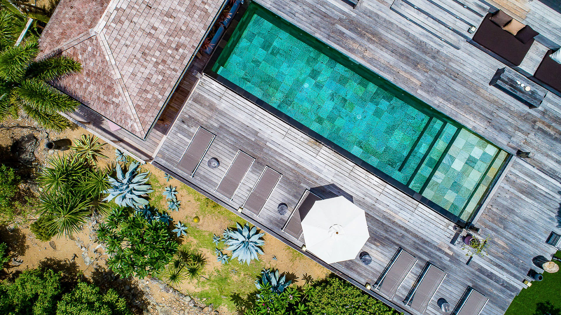 POOL & TERRACE