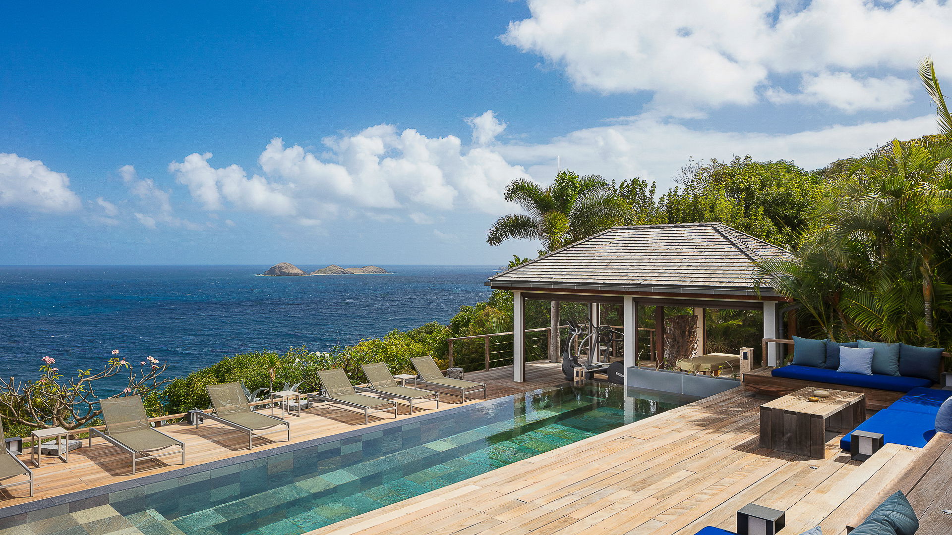 POOL & TERRACE