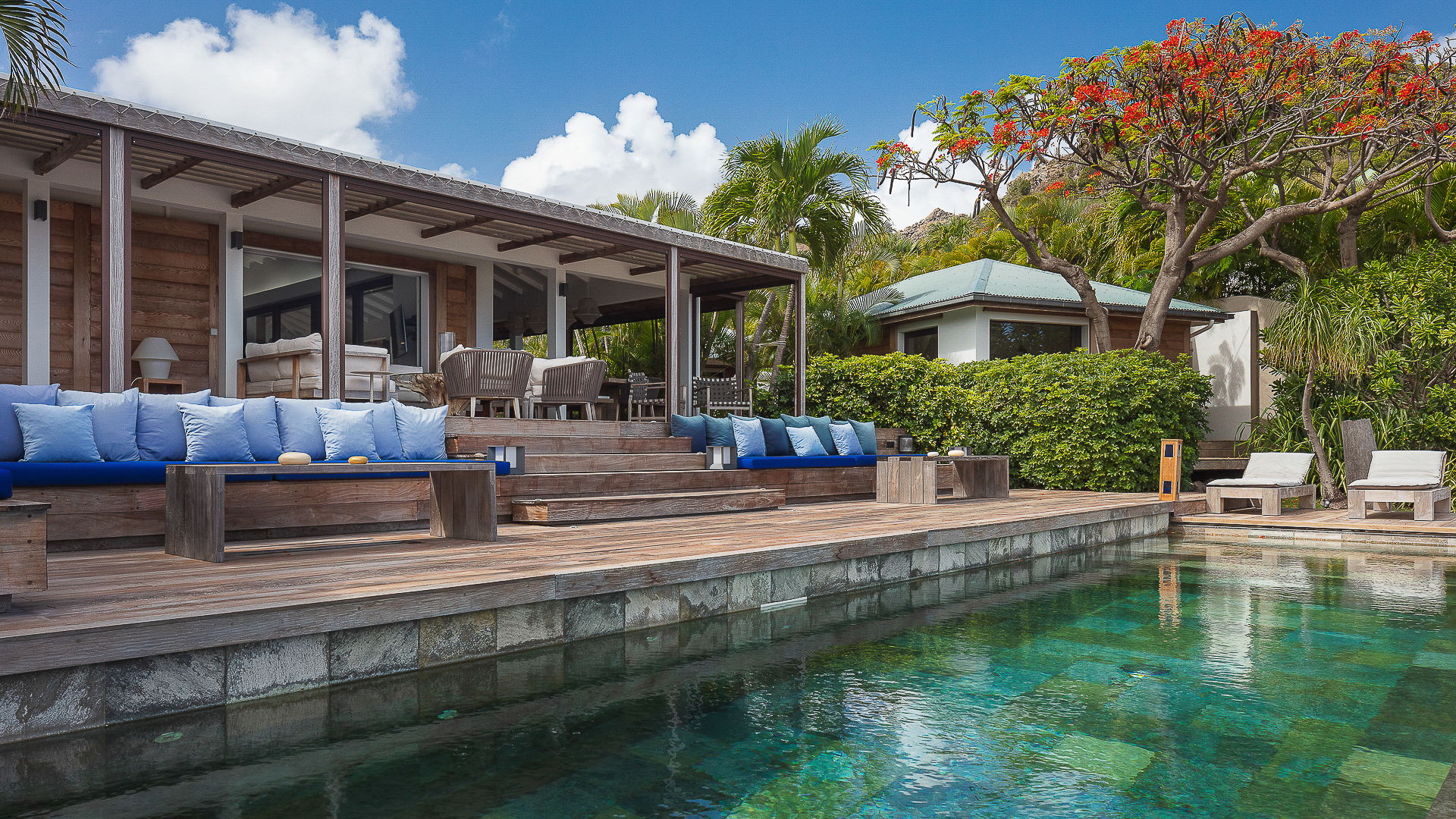 POOL & TERRACE