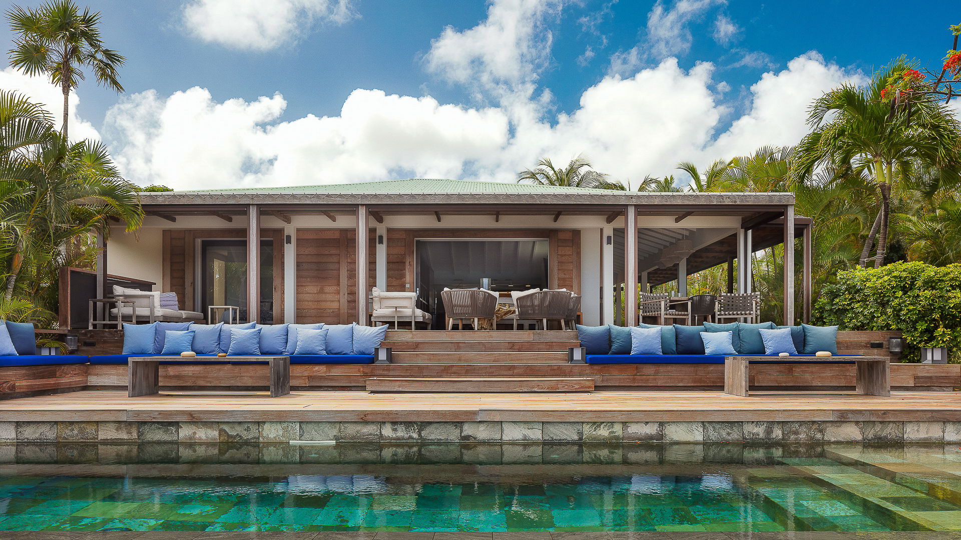 POOL & TERRACE