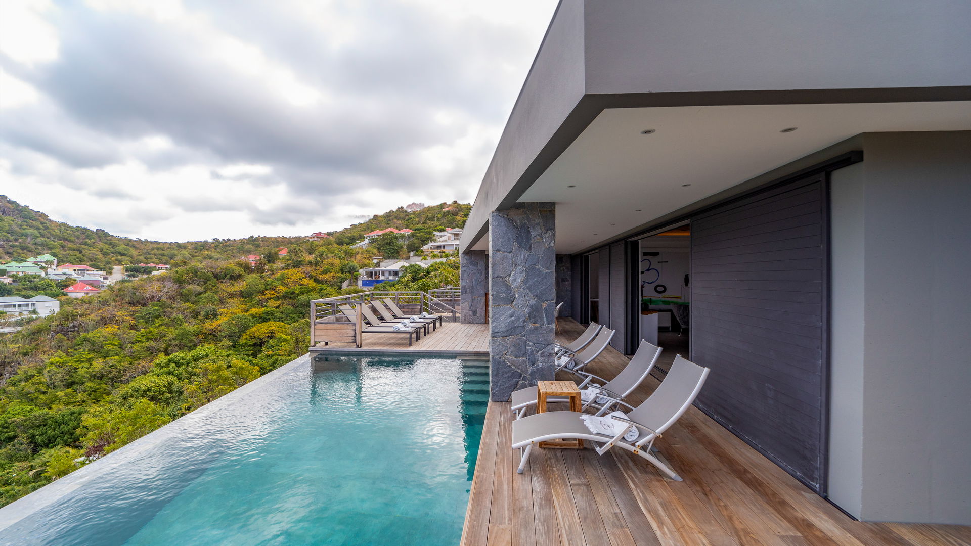 POOL & TERRACE