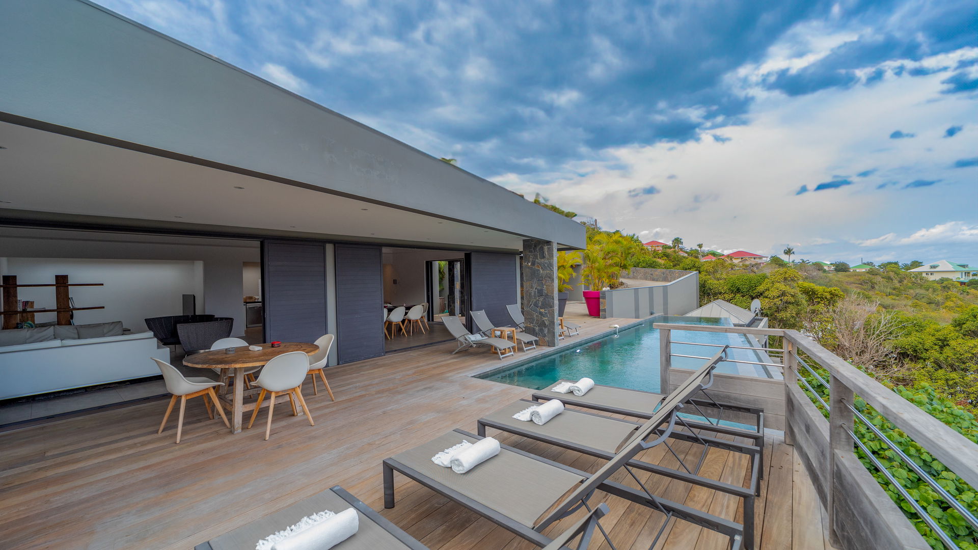 POOL & TERRACE