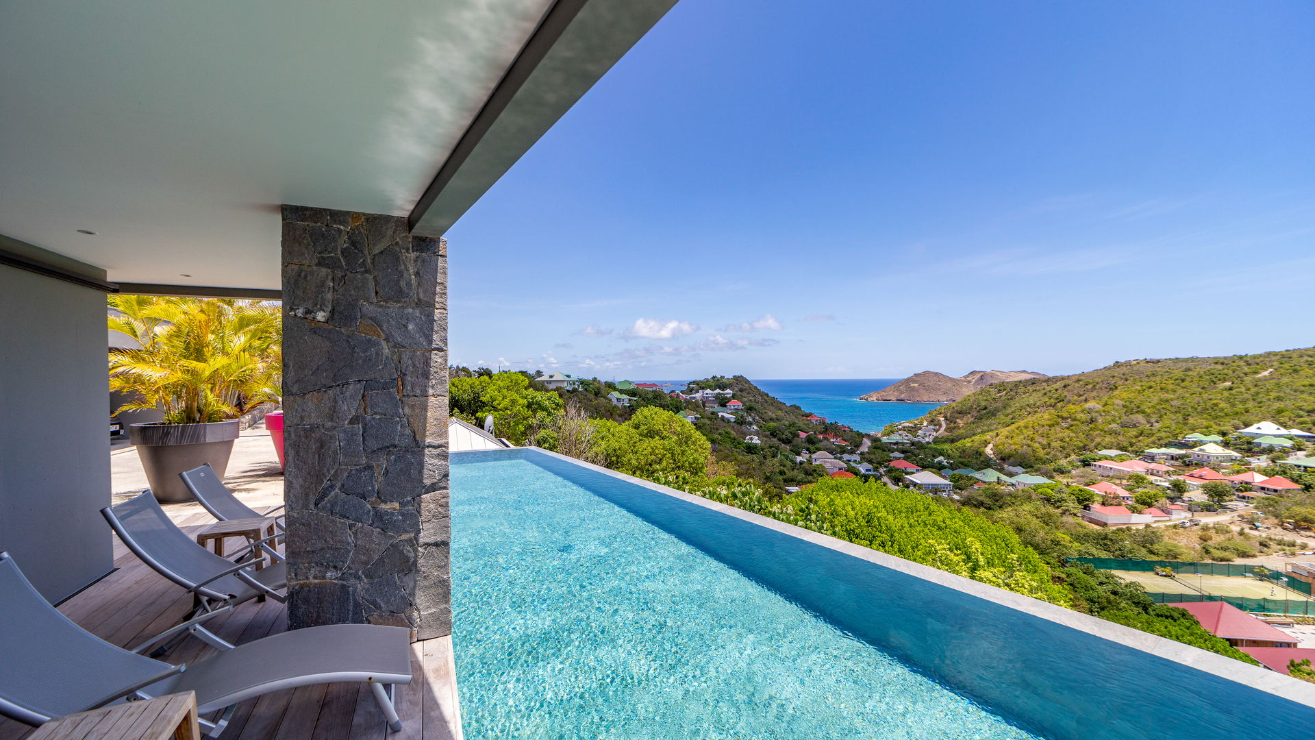 POOL & TERRACE