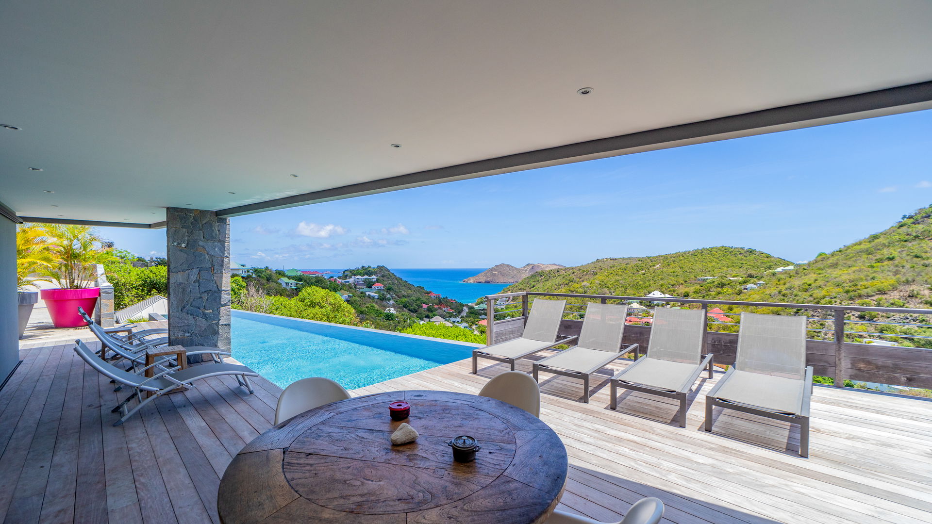 POOL & TERRACE