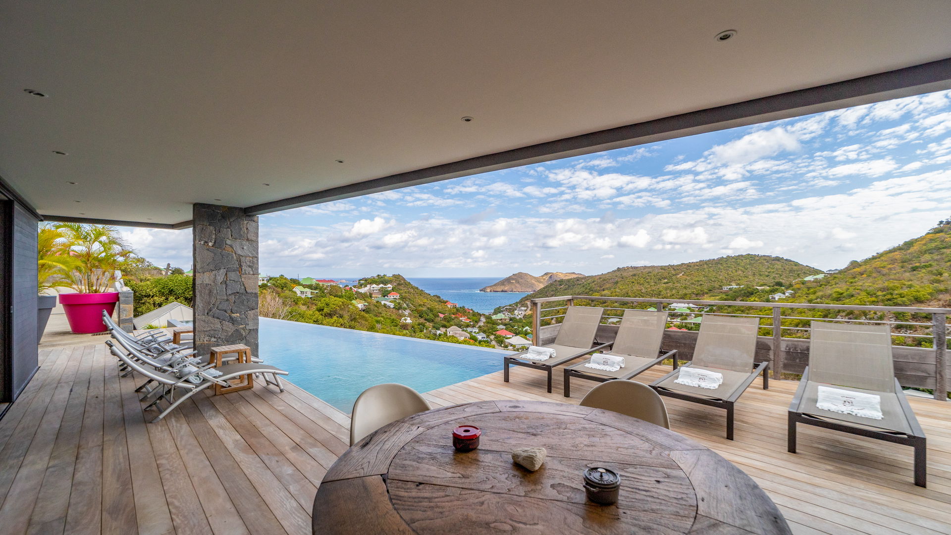 POOL & TERRACE