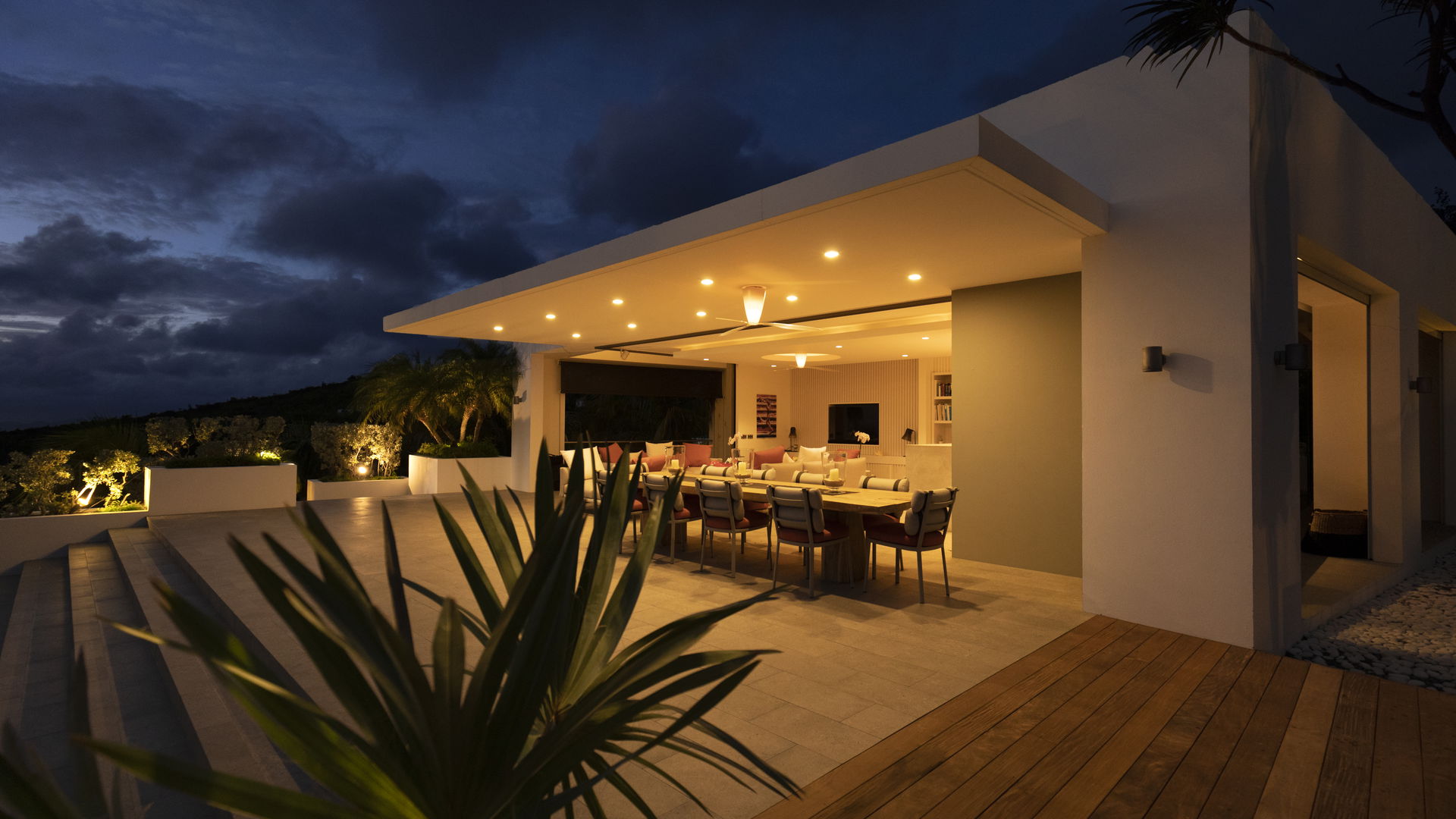 KITCHEN & DINING AREA