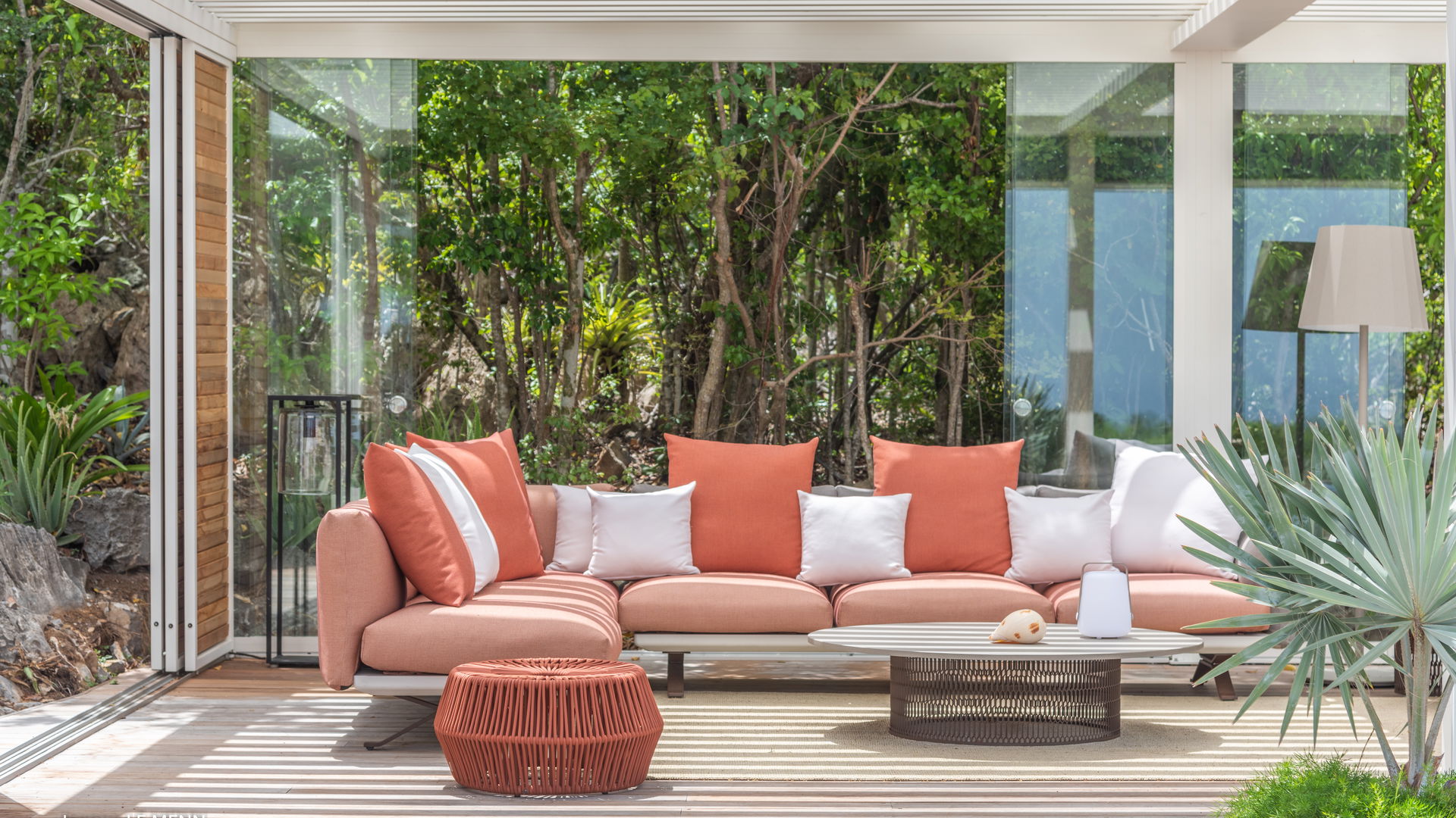 OUTDOOR LOUNGE AREA