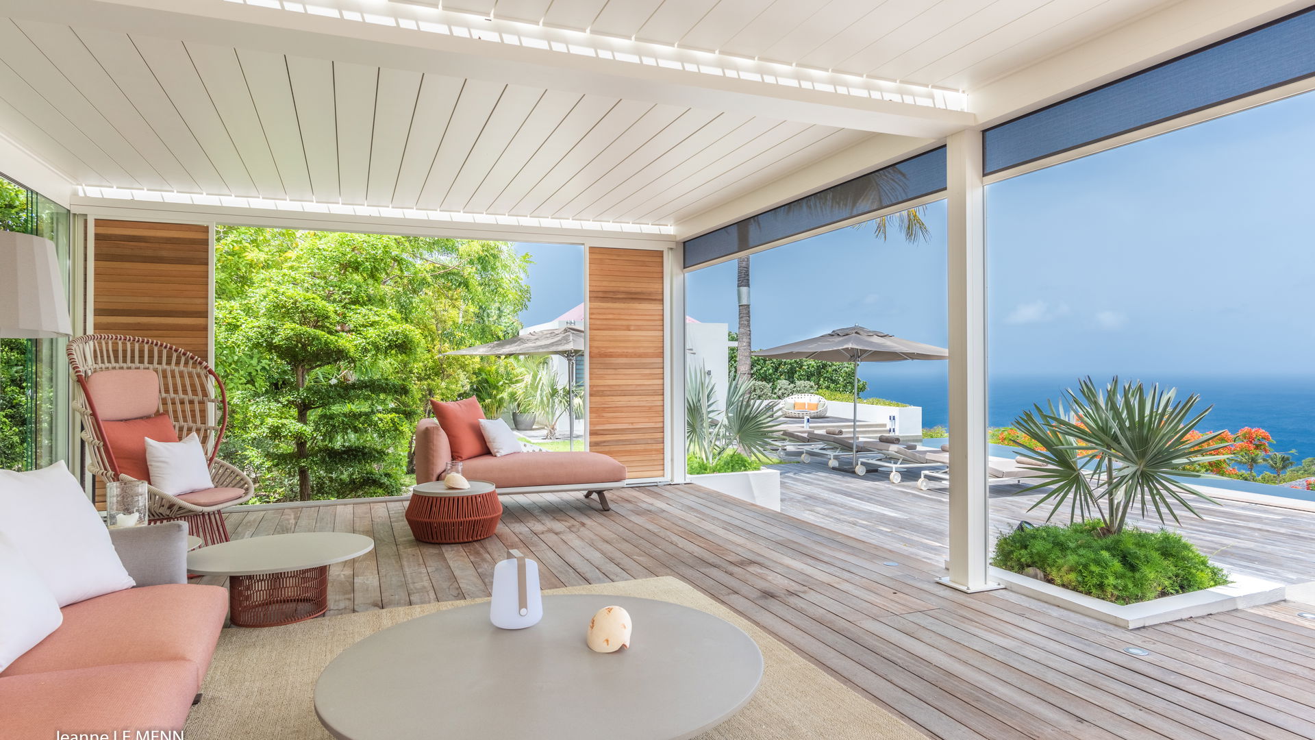 OUTDOOR LOUNGE AREA