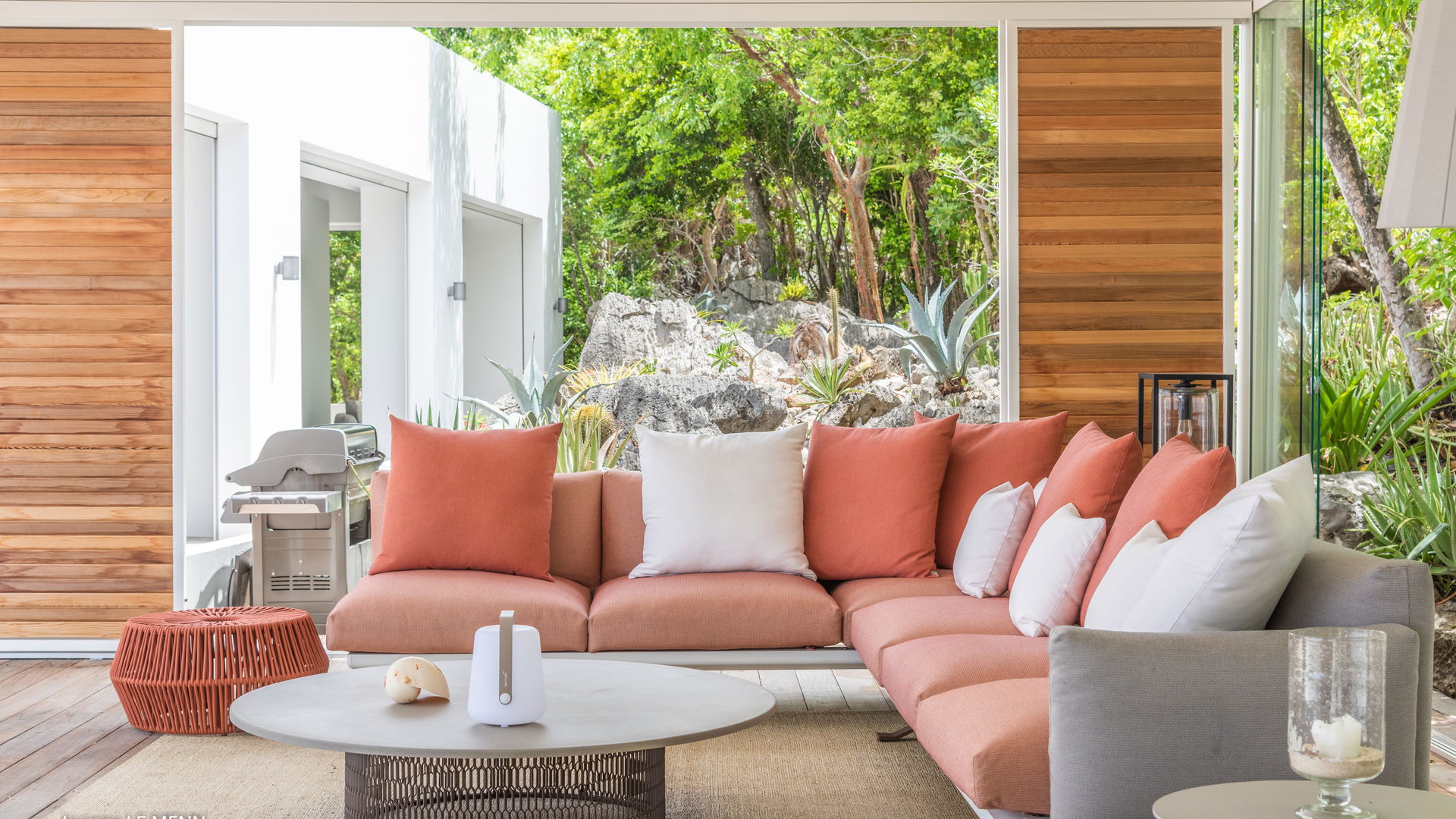 OUTDOOR LOUNGE AREA