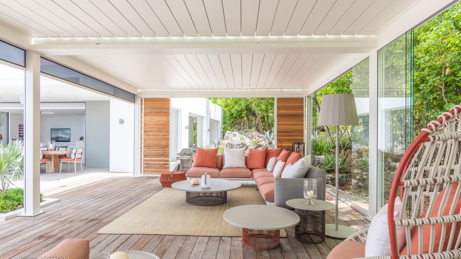 OUTDOOR LOUNGE AREA