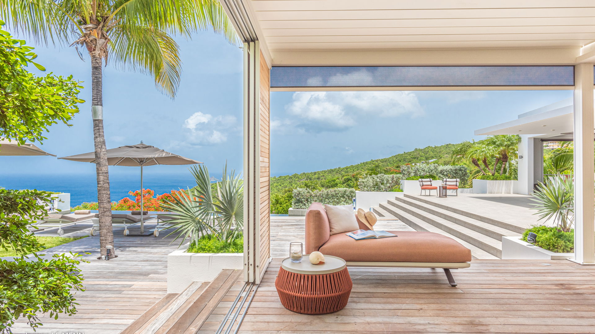 OUTDOOR LOUNGE AREA