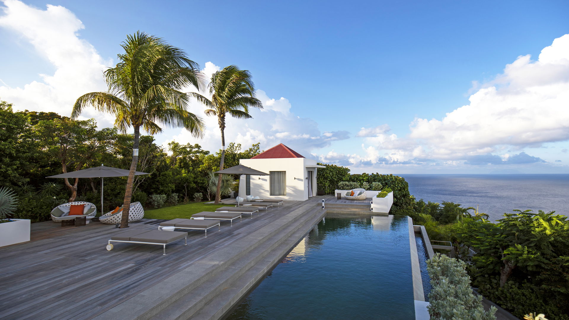 POOL & TERRACE