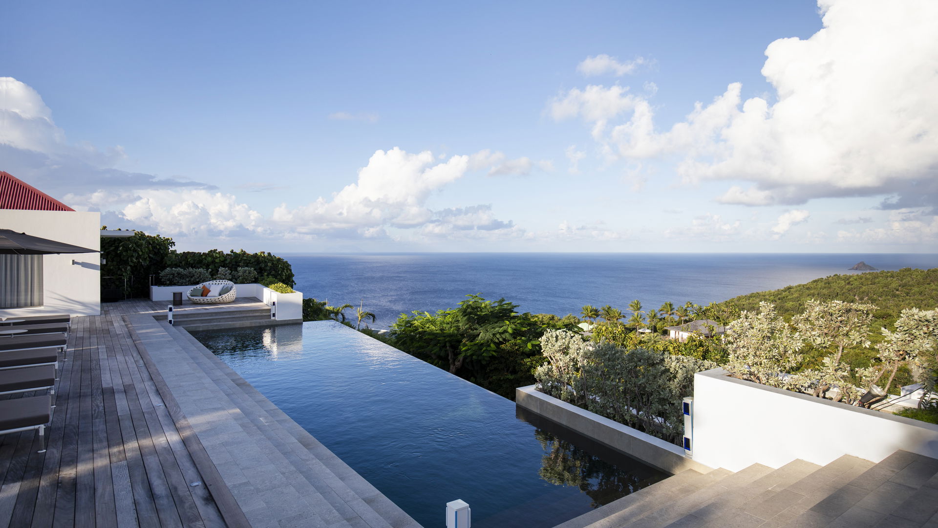 POOL & TERRACE