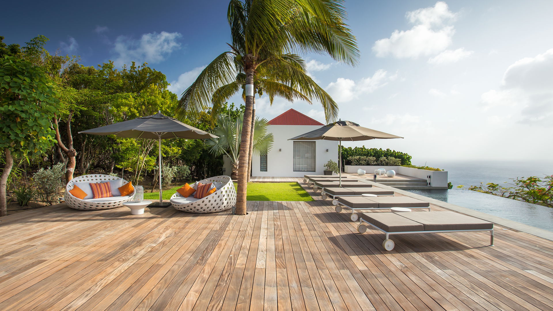 POOL & TERRACE