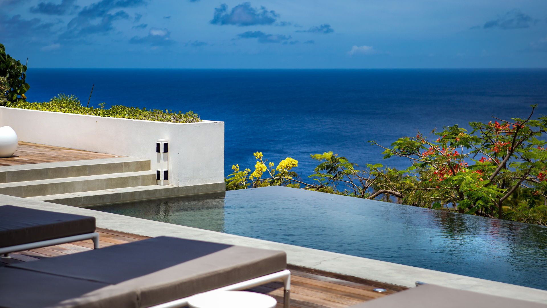 POOL & TERRACE