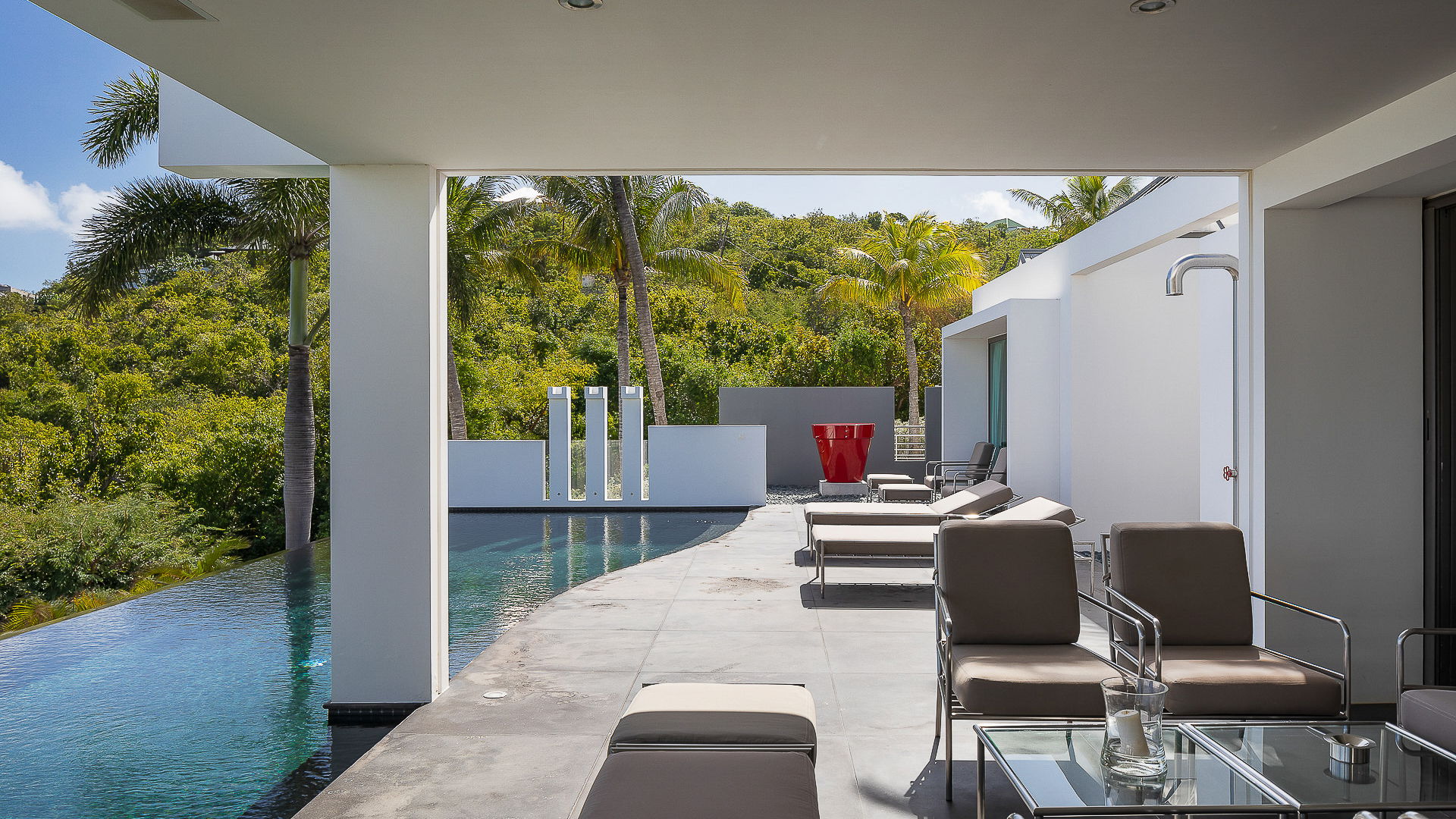 OUTDOOR LOUNGE AREA